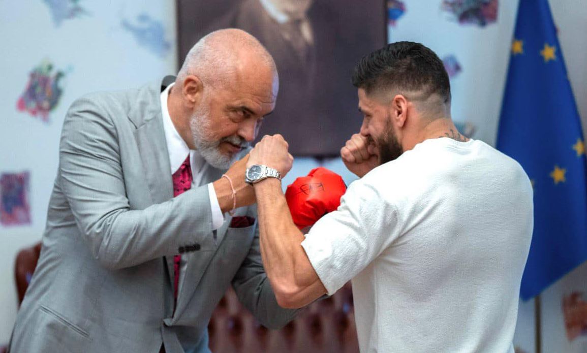 Rama vesh dorezat e boksit, përballet “kokë më kokë” me Florian Markun: I nderuar nga vizita e një tjetër ylli të sportit shqiptar