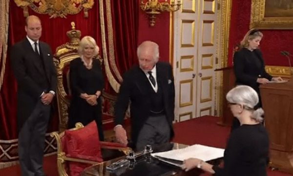 Kapet mat mbreti Charles III, tërbohet me ndihmësit e tij në ditën e parë në krye të Monarkisë – VIDEO