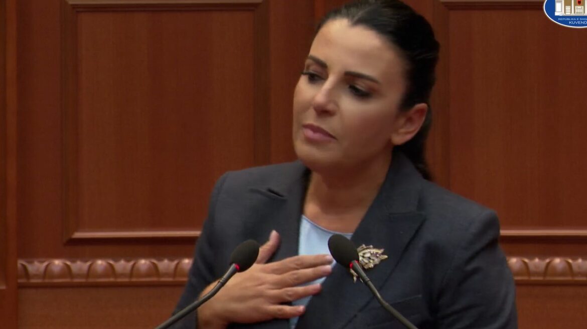 Balluku deputetes së PD: Unë i laj rrobat e mia në 12 të natës kur më del koha. Ti bëj ç’të duash