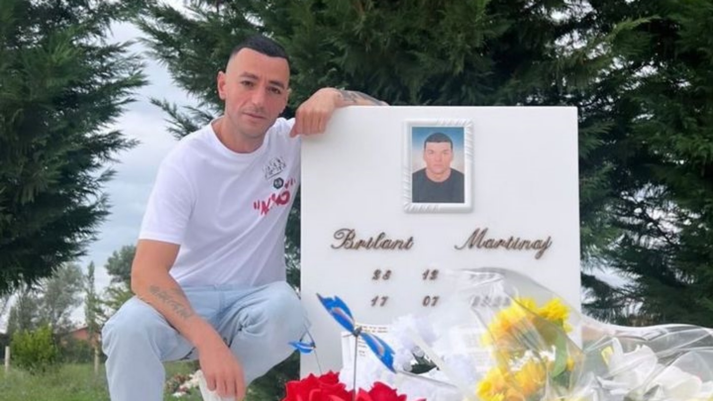 Stresi në varrin e Brilant Martinaj: M’ka marrë malli vëllai im!(Foto)