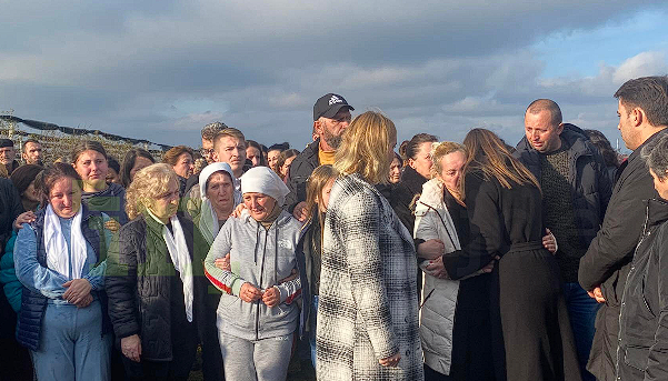 Ministrja ngushëllon motrat e viktimës, Hamide Gashi (FOTO/VIDEO)