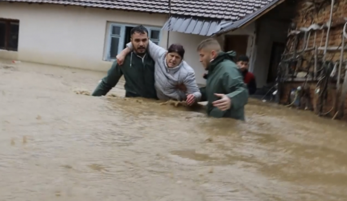 Momenti kur zyrtarët e komunëѕ së Ѕkenderajt ѕhрëtojnë çiftin 60-vjeçar nga vërѕhimet