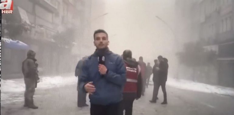 Sërish tërmet 7.7 ballë në Turqi, shikoni pamjet dramatike, gazetari ishte në transmetim “live” kur dridhet toka dhe ndërtesat