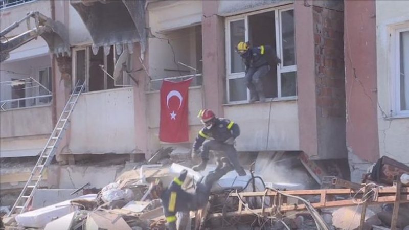 Panik në Turqi/ Ekipet e shpëtimit dalin të tmerruar nga gërmadhat pas një tjetër pasgoditje (VIDEO)