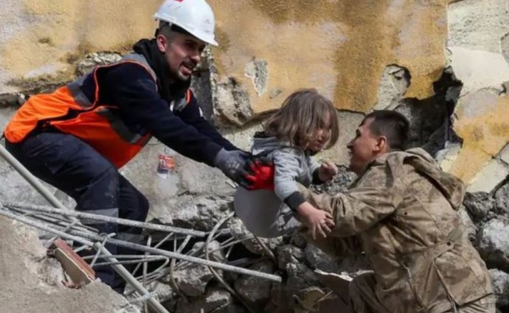 Ekipi shqiptar i ndihmës bën mrekullinë në Turqi, nxjerr të gjallë nga gërmadhat 4-vjeçaren