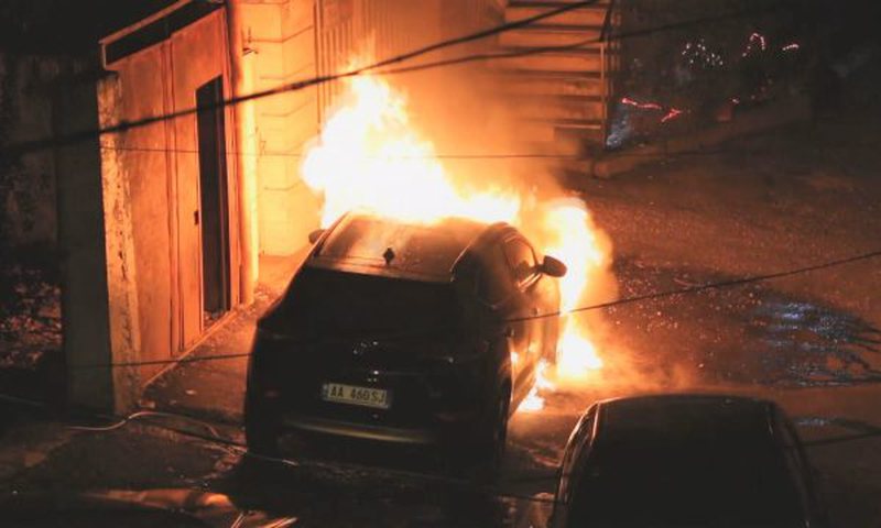 Bie poshtë pista e xhelozisë/ Zbardhen prapaskenat e ‘atentatit’ të dështuar në Tiranë: Ja kush e hodhi në erë makinën e parkuar