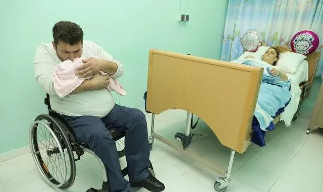 50-vjeçarja shqiptare bëhet nënë për herë të parë, i vendos bebes emrin e veçantë