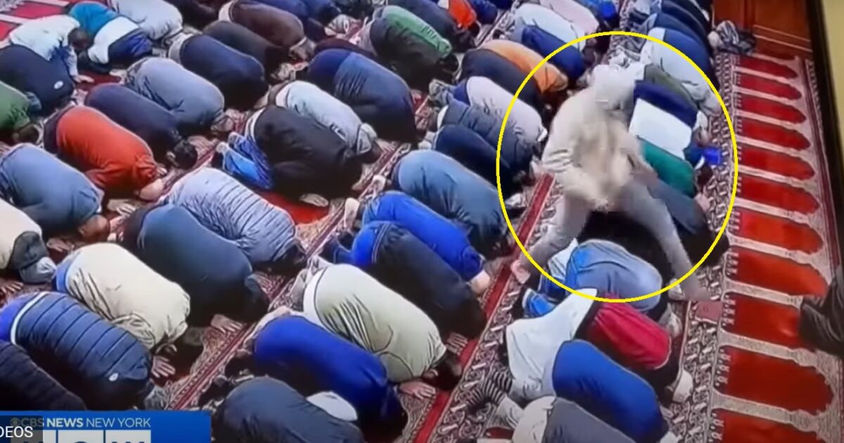 Çfarë pabesie e madhe! Imami goditet me thikë në namaz nga një person