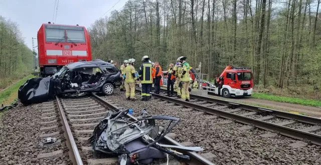 Treni merr përpara makinën në Gjermani, tre të rinj humbin jetën