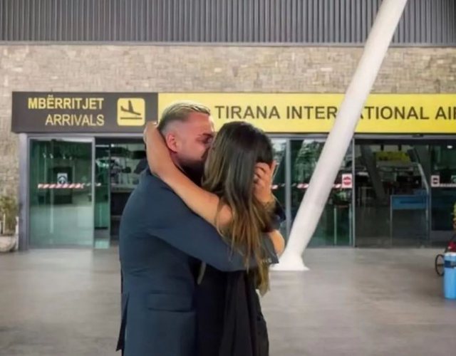 Luizi rikthehet në Shqipëri, Kiara i bën surprizën e papritur në aeroport (Video)