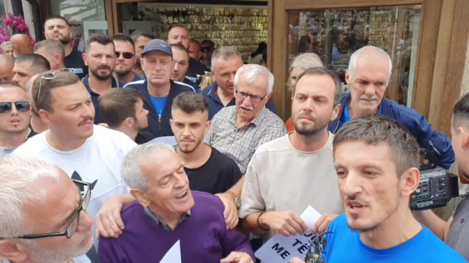 Dalin pamjet e momentit kur sulmohet gazetari Vullnet Krasniqi në protestën në Prizren