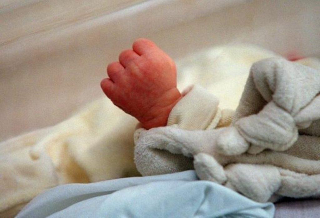 Shkoi në spital me dhimbje barku, 13-vjeçarja lind fëmijën pa e ditur që ishte shtatzënë
